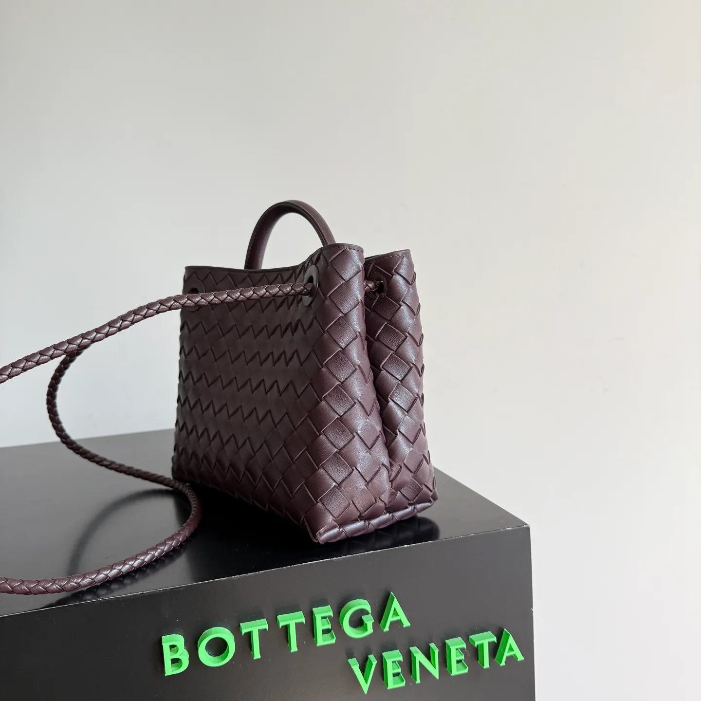 The 2023 new Andiamo batch of 1860 BV has been shipped‼ ️Really popular🔥The new Andiamo woven handbag launched by Bottega Veneta this season is really popular all over the world! ! Celebrities at home and abroad have worn it, and Oscar-winning actress Michelle Yeoh has taken it out on the street. Song Jia, Trai Yara, Yu Feihong, Sanji Ayaka, Rosie Hunting-Whiteley, Yoshioka Riho, etc. have all picked up this bag. It is classic and versatile, showing off its temperament, and the bag capacity is also large, which is very convenient for daily commuting! ! A variety of carrying methods, the shoulder straps can be adjusted by yourself, the original lambskin feels soft and delicate, and the unisex style breaks gender boundaries and brings a more practical and longer-lasting use experience. Andiamo, which has both elegant and casual styles, perfectly interprets the true appearance of "fashionable old money style". Style number: 743568 Size: 25*22*10.5cm